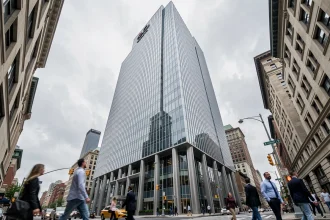 Vue en contre-plongée de Citadel Center dans le Loop de Chicago, gratte-ciel de verre et d'acier dominant le quartier des affaires
